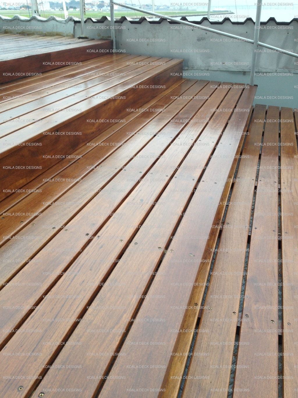 Escada de madeira.