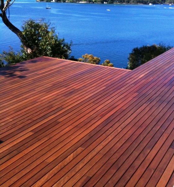 O deck de madeira para o seu area de lazer.